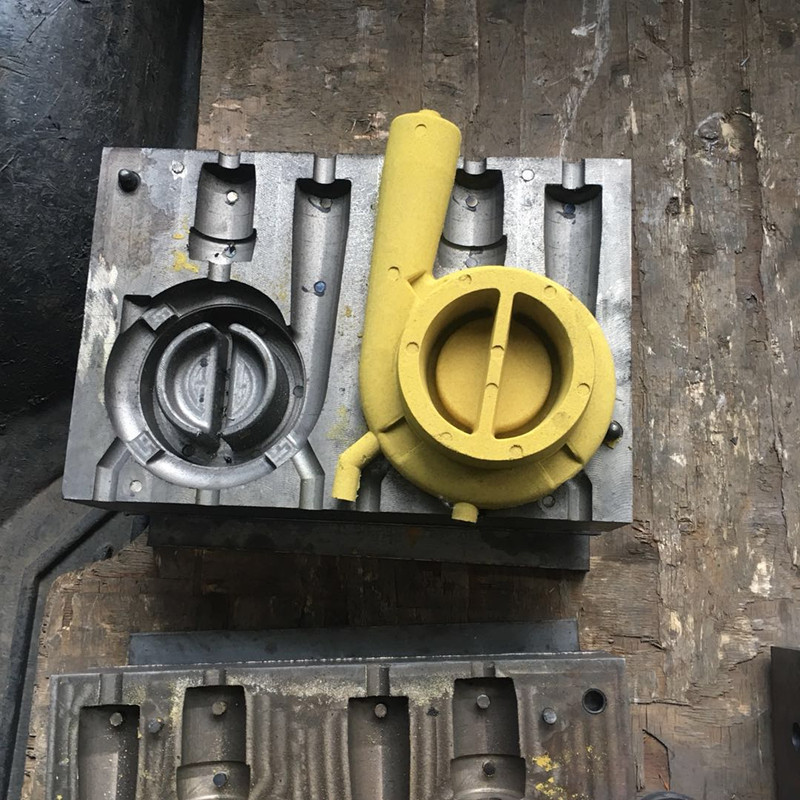 Wie kann man Porositätsfehler verhindern, die durch eine erhöhte Luftfeuchtigkeit während der Herstellung von Gussteilen mithilfe beschichteter Sandtechnologie im Sommer verursacht werden?