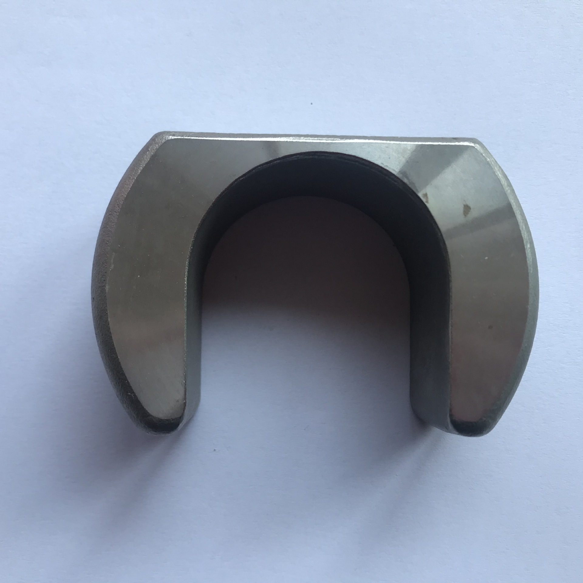 Was ist der Grund für die Delaminierung der Hülle aus Wasserglassand während des Feingussprozesses?