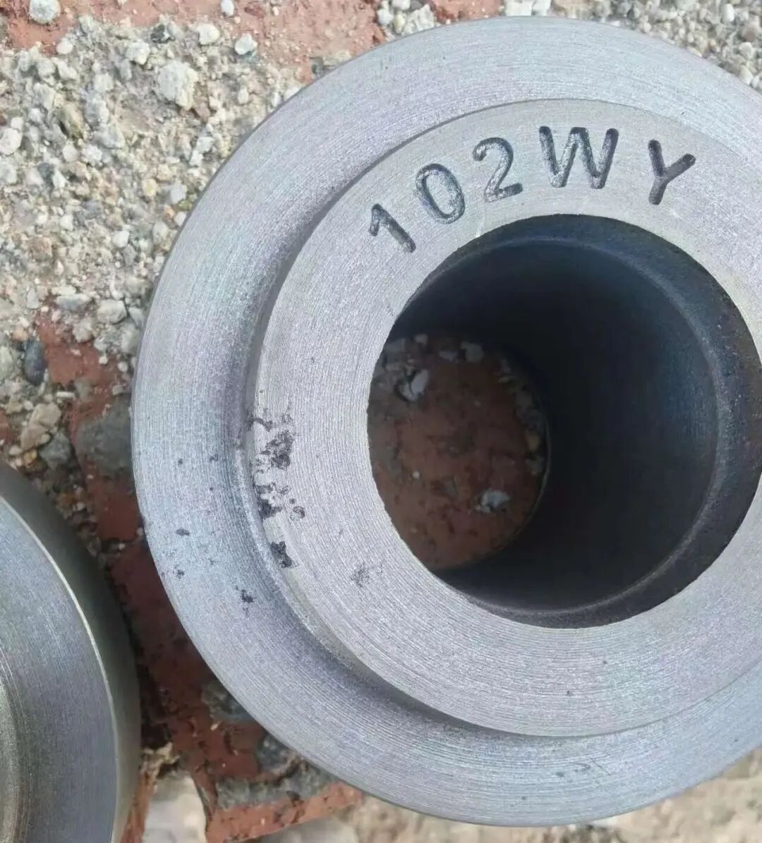 Was sind die Merkmale von Sandspülfehlern bei der Herstellung von Graugussteilen unter Verwendung von Grünsand? Was ist der Unterschied zwischen Schlackenaugendefekten?