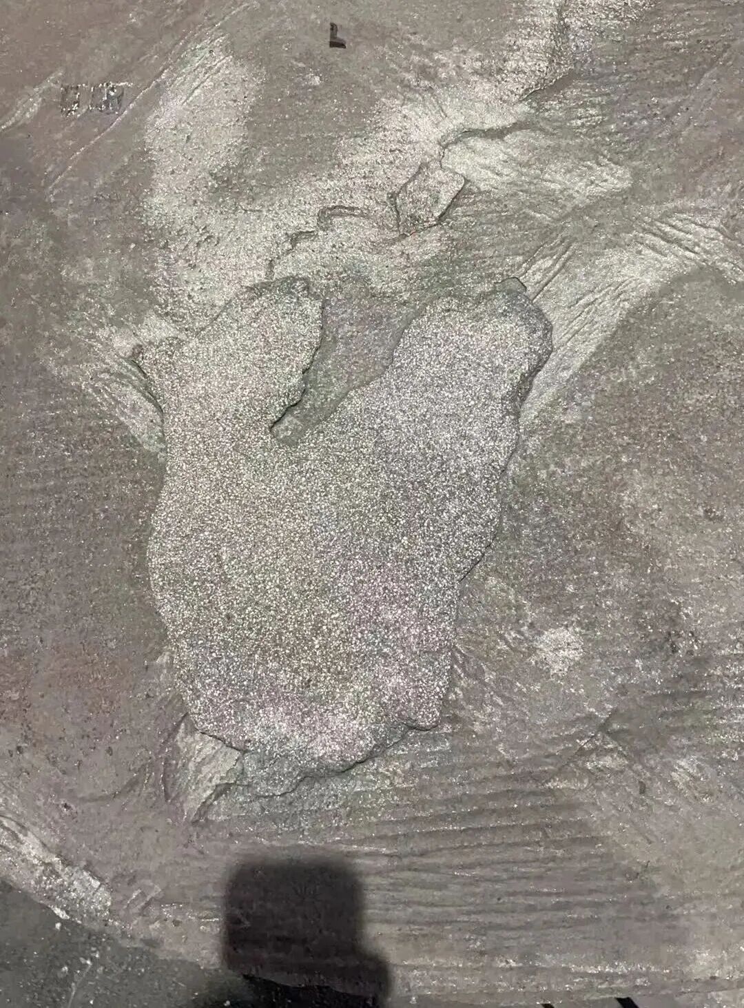 Wie können Fehler wie Sandpickel auf der Oberfläche von Graugussteilen, die durch Harzsandguss hergestellt wurden, behoben werden?